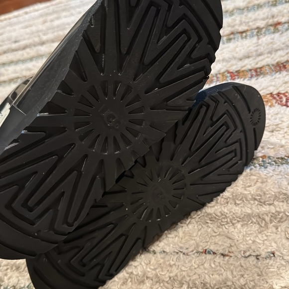 Black Ugg boots excellent condition maybe worn once . Size 9 - Picture 4 of 6